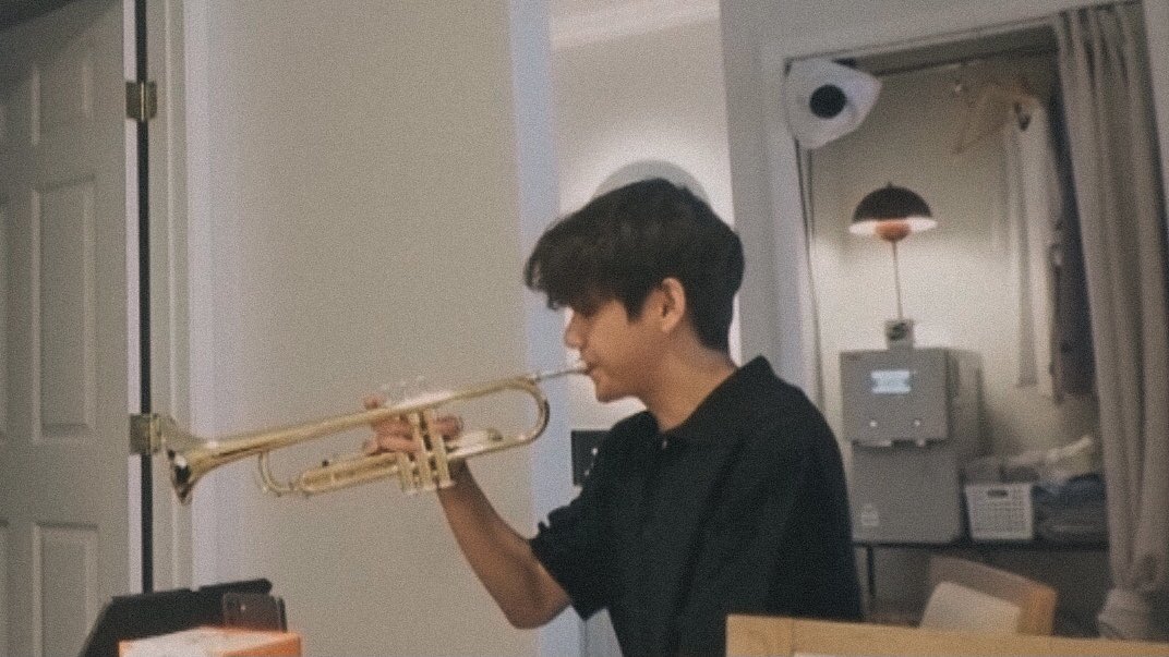 taeteland's tweet photo. 🎺 #V https://t.co/XJKloCLh2c