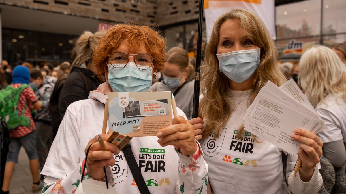 GEPAFairTrade's tweet photo. Heute: #Klimastreik in Berlin. Auf dem Globalen Klimastreik am 24.09. erhielten wir 135 Unterschriften für unsere #Postkartenaktion an @franstimmermans – jetzt heißt es weiter Stimmen sammeln 👉 https://t.co/pCdcGCuQGv #COP26 https://t.co/kFrczp1nMj