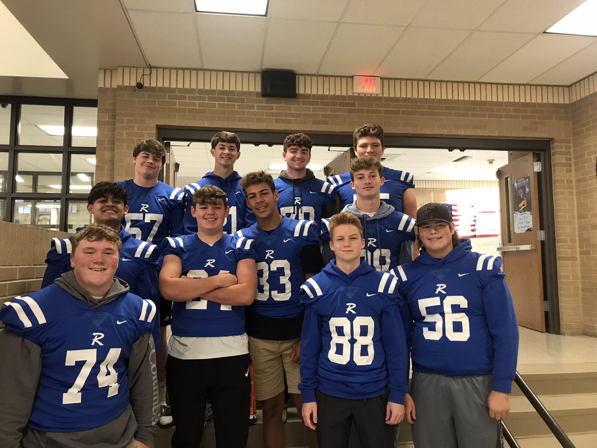 ElmwoodRaiders's tweet photo. Former @ElmwoodraidersF now @RogersMountieFB making connections this morning! #buildingmounties https://t.co/B5lO7Ipmze