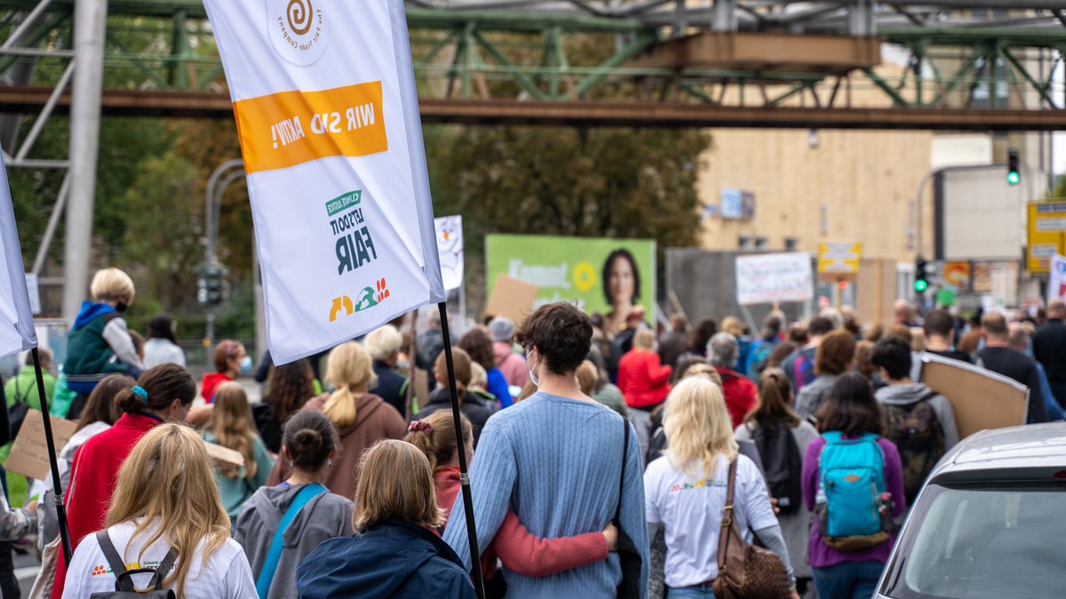 GEPAFairTrade's tweet photo. Heute: #Klimastreik in Berlin. Auf dem Globalen Klimastreik am 24.09. erhielten wir 135 Unterschriften für unsere #Postkartenaktion an @franstimmermans – jetzt heißt es weiter Stimmen sammeln 👉 https://t.co/pCdcGCuQGv #COP26 https://t.co/kFrczp1nMj