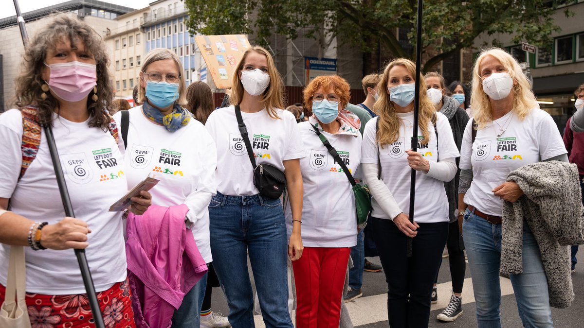 GEPAFairTrade's tweet photo. Heute: #Klimastreik in Berlin. Auf dem Globalen Klimastreik am 24.09. erhielten wir 135 Unterschriften für unsere #Postkartenaktion an @franstimmermans – jetzt heißt es weiter Stimmen sammeln 👉 https://t.co/pCdcGCuQGv #COP26 https://t.co/kFrczp1nMj