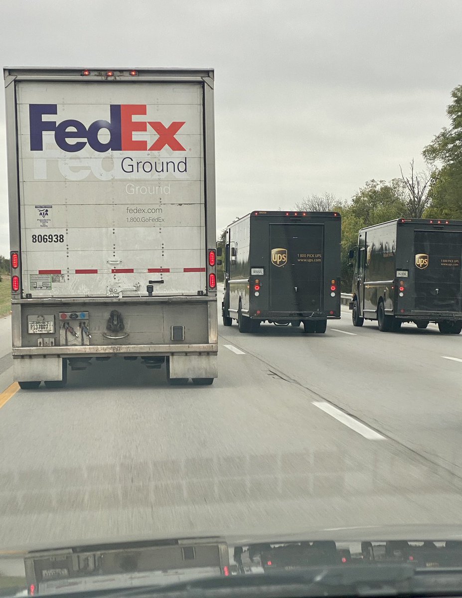 brushinator's tweet photo. 🎶 Now the race is on and here comes pride up the backstretch heartaches are goin' to the inside…🎶 #brushinator #delivery #ups #FedEx https://t.co/h9d66MqSLb