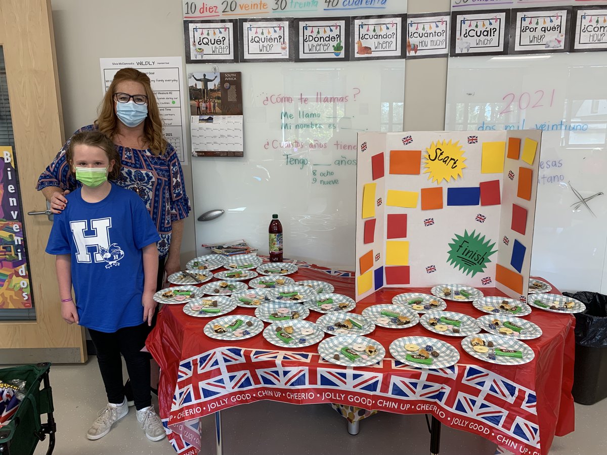SilviaESOL's tweet photo. A huge "Thank You" and "Gracias" to our parents from England & Costa Rica, respectively, for graciously sharing your knowledge (along with food and crafts!) with us at @FTMoyerES International Club. We learned a lot! #togetherwearebetter @FTSchools https://t.co/fedOYw4IqS