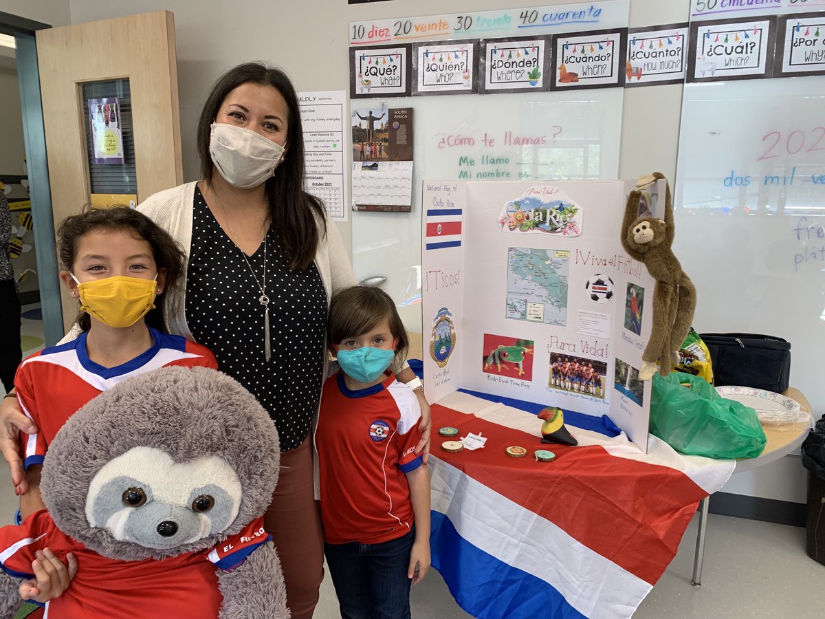 SilviaESOL's tweet photo. A huge "Thank You" and "Gracias" to our parents from England & Costa Rica, respectively, for graciously sharing your knowledge (along with food and crafts!) with us at @FTMoyerES International Club. We learned a lot! #togetherwearebetter @FTSchools https://t.co/fedOYw4IqS