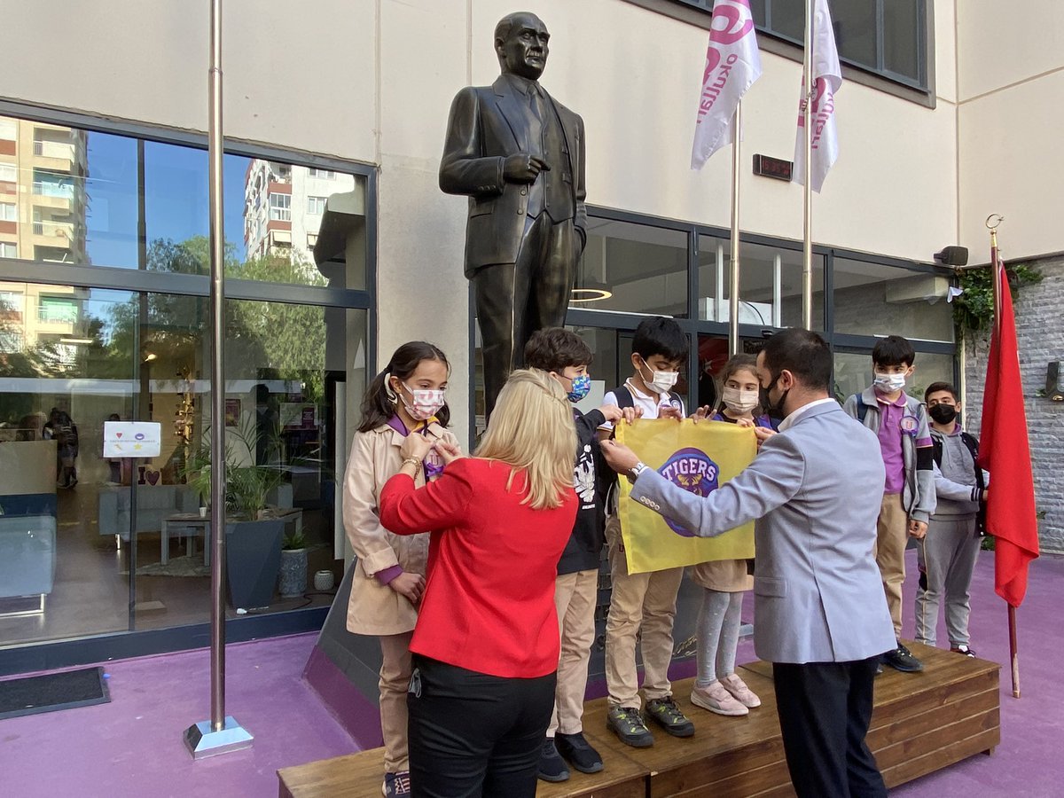 UOBornova's tweet photo. Heyecan dolu bir seçim dönemini geride bıraktık. 🗳👍🏼Veee büyük gün geldi çattı ! 
İlkokul U-TIGER Başkan ve Başkan Yardımcılarımızı açıkladık. 📣👏🏼👏🏼👩🏼‍💼👩🏻‍💼

#bornovaugurkampüs
#uğurluolmak
#utiger https://t.co/Io6VE6lOc9