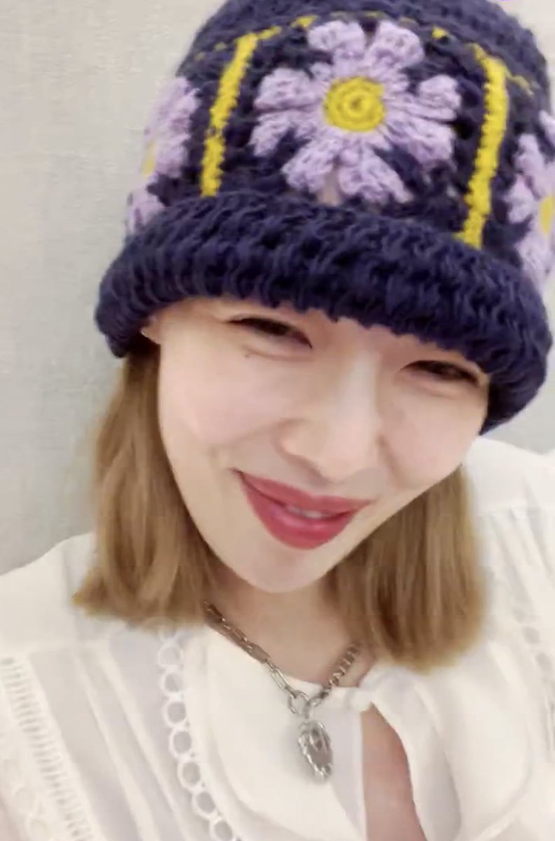PaletteGG's tweet photo. #HyunA was live on V - she bought AleXa a couple ring so they can match. So cute ❤️ https://t.co/aUieDAgZHz