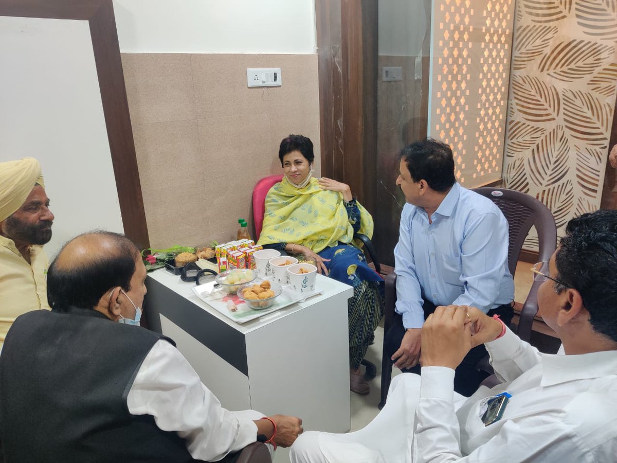 Kumari_Selja's tweet photo. ऐलनाबाद विधानसभा चुनाव में कांग्रेस प्रत्याशी श्री पवन बेनीवाल जी के समर्थन में प्रचार के दौरान ऐलनाबाद के हनुमानगढ़ रोड पर डॉ आर. के. अरो���़ा जी के अस्पताल पहुंचकर उनसे मुलाकात की और उनका कुशलक्षेम जाना। https://t.co/5am1Fh0ZES