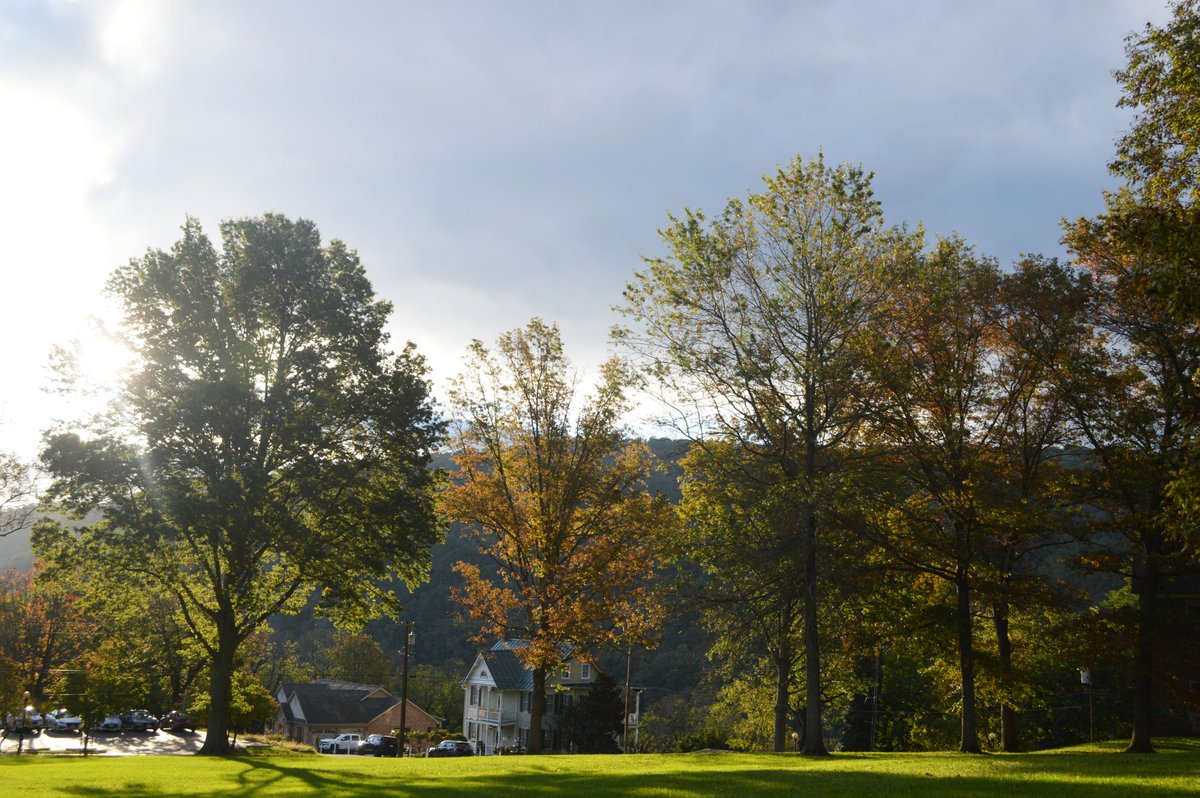 HarpersFerryNPS's tweet photo. It's a beautiful #FallFriday here at #HarpersFerryNPS! We hope you enjoy these morning photos from the former Storer College campus on Camp Hill. 
Planning a trip to the park this weekend? Be sure to check out our #TopTenTips for Visiting: https://t.co/lz3NuAxCWh
#FallColors https://t.co/KYLtP8OyZo
