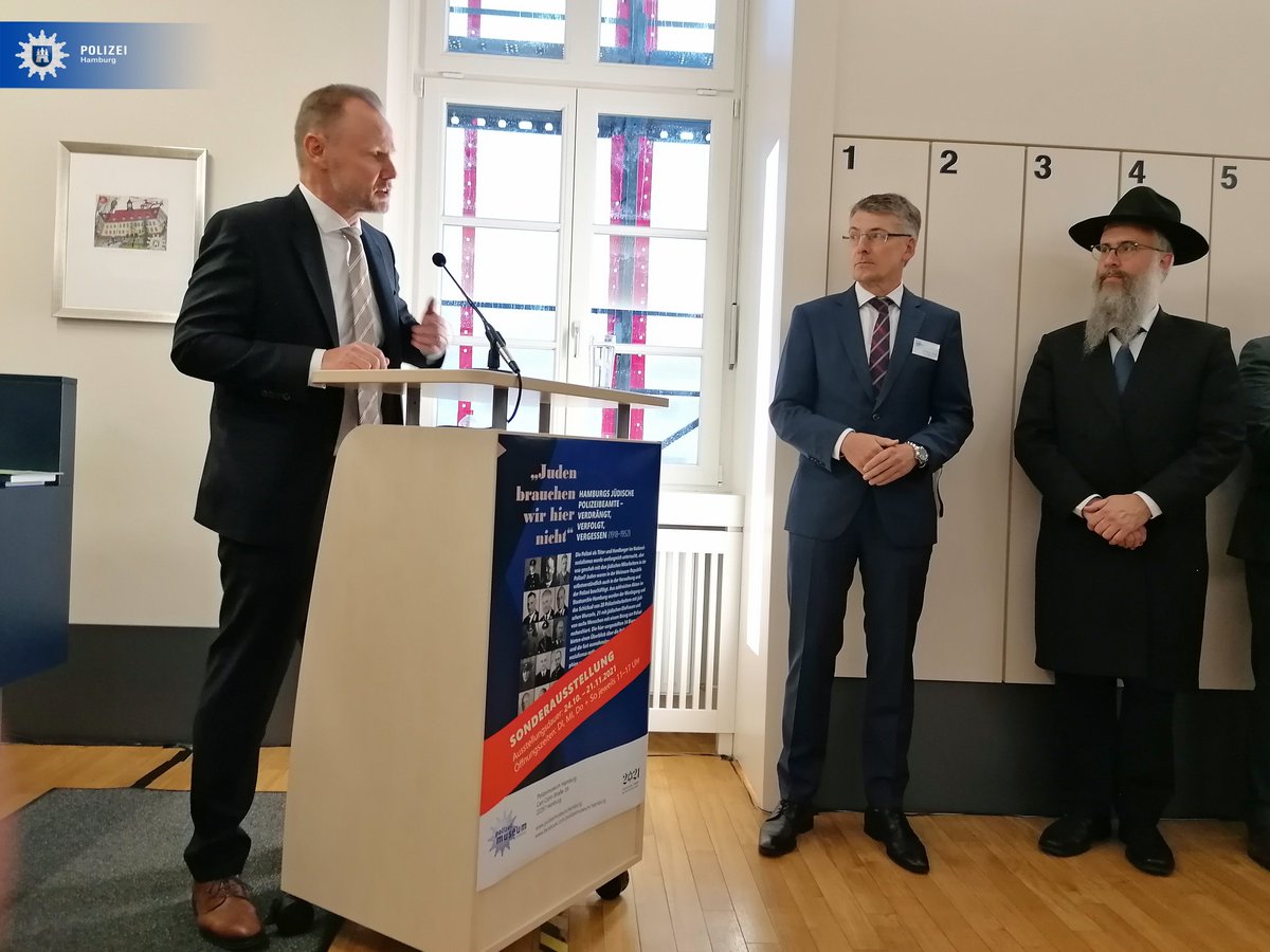 PolizeiHamburg's tweet photo. In Anwesenheit prominenter Gäste wie @RabbinerB wurde heute die Sonderausstellung "Juden brauchen wir hier nicht" im #Polizeimuseum eröffnet, die sich mit der Verfolgung jüdischer Polizisten zur Zeit des Nationalsozialismus auseinandersetzt.
Weitere Infos:
https://t.co/kvKbFksCQF https://t.co/sEaj9JPahN