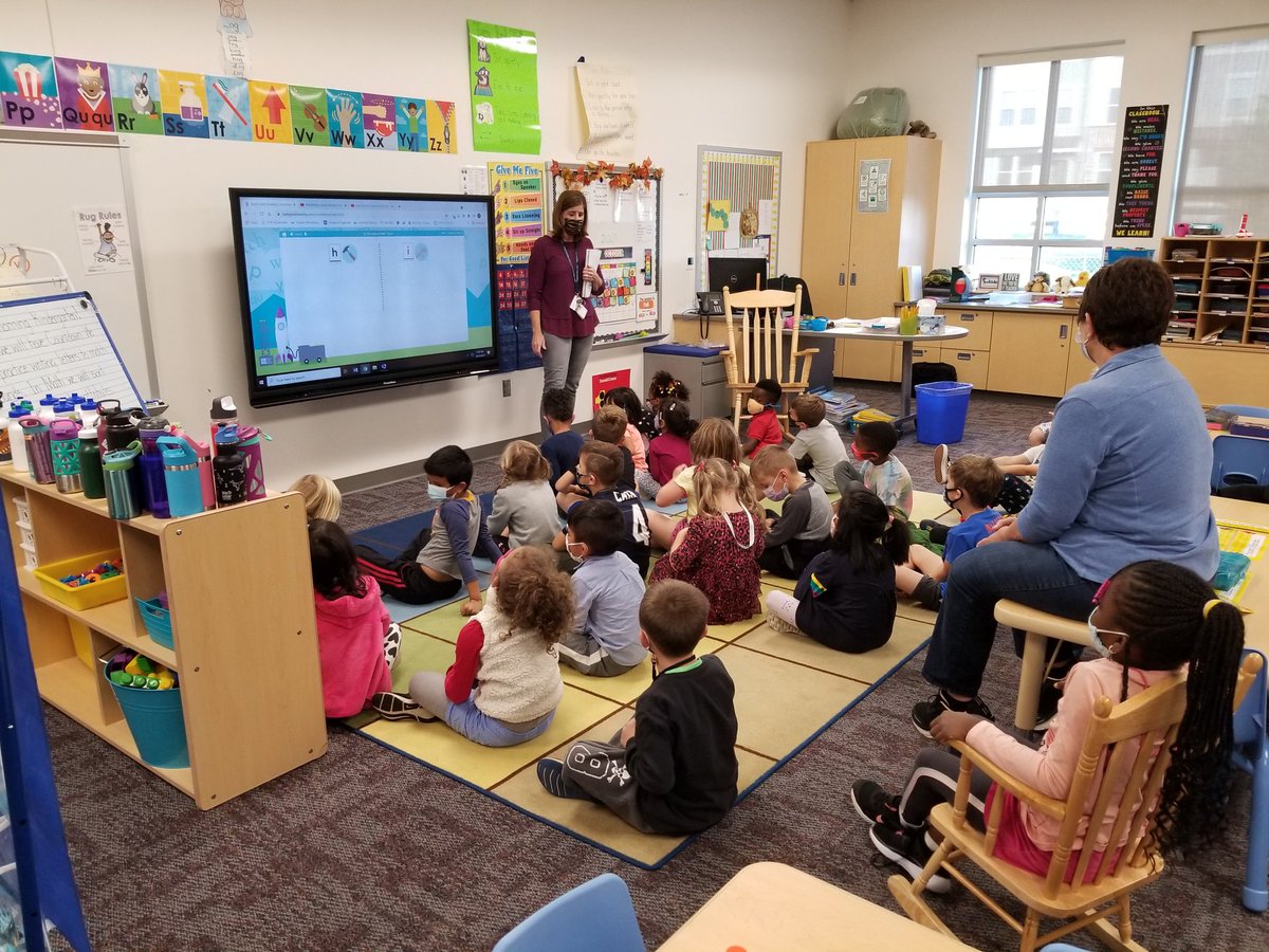 FCPSMDSuper's tweet photo. Ms. Loy's kindergarten students are doing a great job with letter sounds at Sugarloaf ES. @MrsWorkingFCPS https://t.co/YNvWhdG6g0