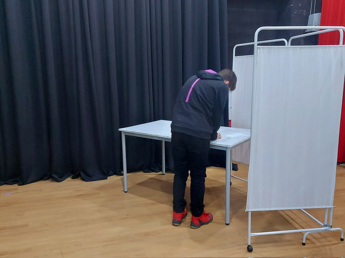 UONarlidere's tweet photo. 2021-2022 Eğitim-Öğretim yılı U-Tiger Club Başkanlığı seçimi için öğrencilerimiz oylarını kullandılar. Sonucu heyecanla bekliyoruz.💜 🐯 
#UğurluOlmak #utiger https://t.co/dsf6QwL1h1