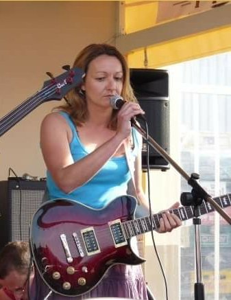 DrytownProject's tweet image. Souvenir du jour. 🍻⏮️ En juin 2009, Drytown Project jouait à la Case à bières, à #Mondeville, avec notamment Alexandra à la guitare et au chant. 📷 @marynsnp #memories #drytownmemories #Normandie #Normandy #guitariste #guitarist #singer #chanteuse #rock #MoreWomenOnStage