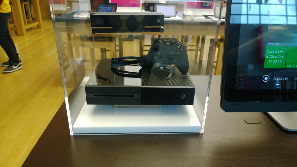 AndreHBuss's tweet photo. #XboxOne #XboxOneDayOne #EuTava #EuFui https://t.co/x2VyUjcAHb