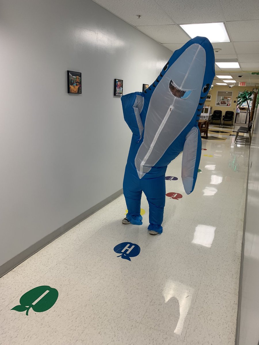 lisahaglund5's tweet photo. Never know what you will find roaming the halls at FECC! ❤️#fecchornets #fpslearn https://t.co/JaQlm9RHJD