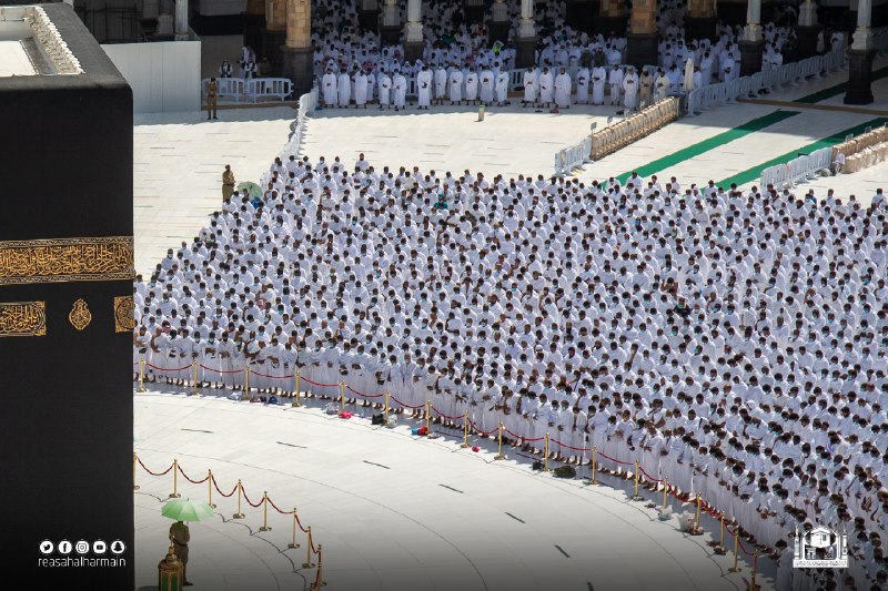 HaramainInfo's tweet photo. Some more Beautiful Scenes from the Friday Prayers at Masjid Al Haram since the end of Social Distancing at Masjid Al Haram https://t.co/k2nuxWwHDm