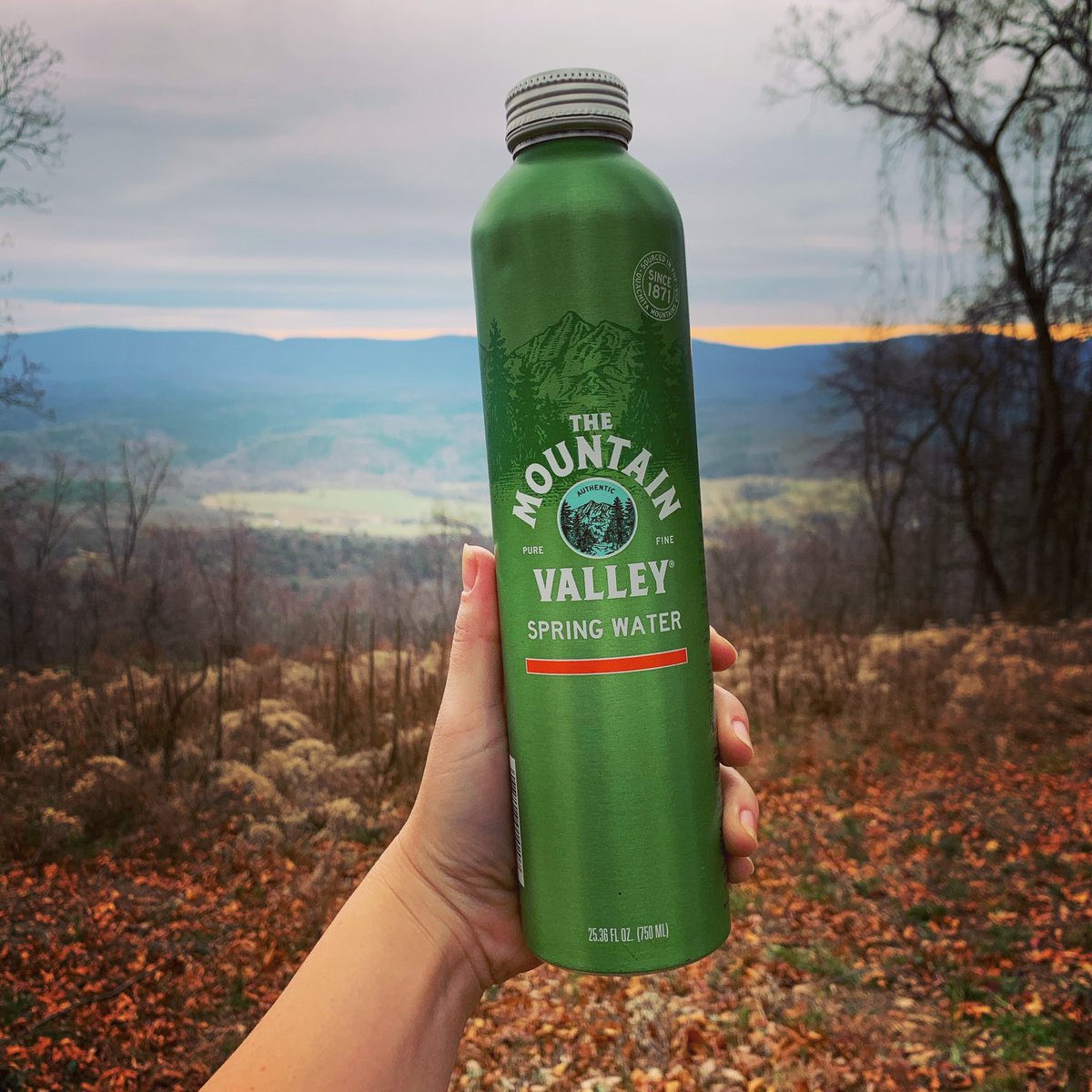 MVMidAtlantic's tweet photo. Prepped for hiking season with our recycled aluminum bottles 🍂🍁💧#mountainvalleywater #mtnvalleymidatlantic https://t.co/VTJsRX1laA