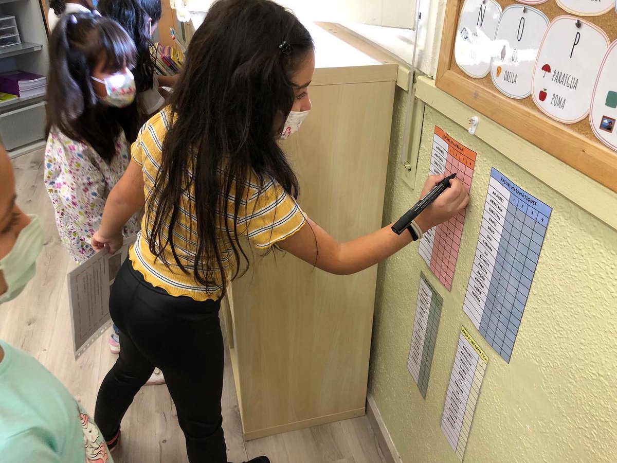 escolafmaciabcn's tweet photo. Als nens i nenes de 2n ens agrada molt aprendre amb les activitats de medi, matemàtiques i llengua que ens trobem als diferents racons d’aprenentatge!
#raconsd’aprenentatge #aprenenetatgemanipulatiu @consorciedubcn @bcn_santsmont @bcn_eixample https://t.co/rOiBGz2w0J