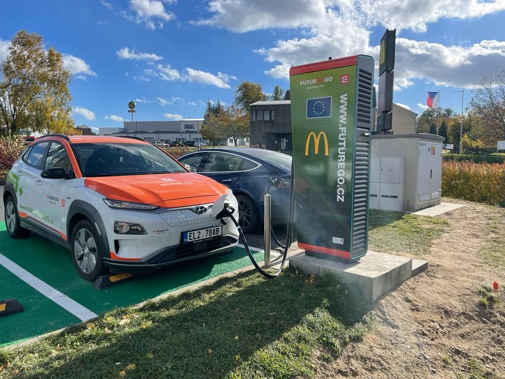 electricfelix's tweet photo. Hyperchargers everywhere!
@McDonalds
#FuturEGO
#elektromobilitacz
#150kW
⚡️⚡️⚡️ https://t.co/UC1HHPVUH0