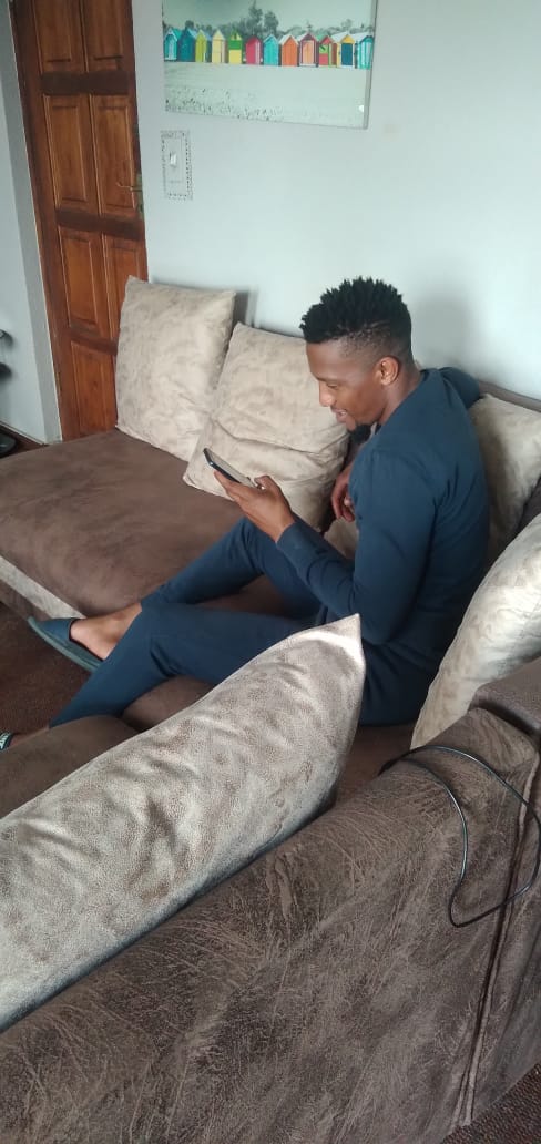Grootman_100's tweet photo. Looking at that text that says " kopa tjhelete " 🤣🤣basadi https://t.co/41p1IrUBQo