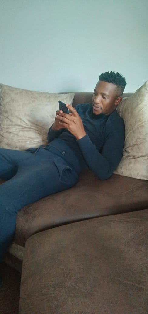 Grootman_100's tweet photo. Looking at that text that says " kopa tjhelete " 🤣🤣basadi https://t.co/41p1IrUBQo
