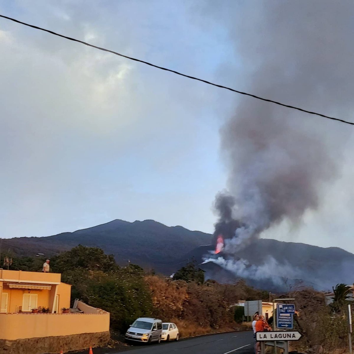 AncelErnesto's tweet photo. Toca arrimar el hombro para recuperar nuestra forma de vida y ayudar a vecinos/as. Especialmente retirando ceniza.

Somos #MásFuertesQueElVolcán, una campaña en redes muy acertada del Cabildo de #LaPalma.

Entre todas y todos lo vamos a conseguir.

#LaPalmaEstamosContigo https://t.co/2OG6clf94R