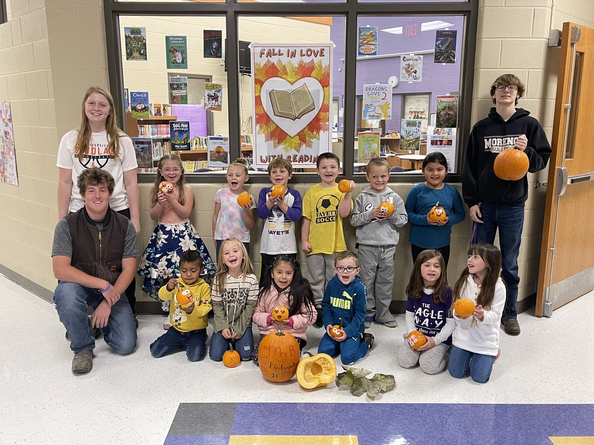 Fayette_FFA's tweet photo. Today the Senior Ag Business class wrapped up their Ag In The Classroom activity with the Kindergarten classes!Yearly FFA members teach a weekly unit on where our food comes from with different food items! They taught about pumpkins, tomatoes, corn, soybeans, wheat and apples! https://t.co/izl9lBHVJy