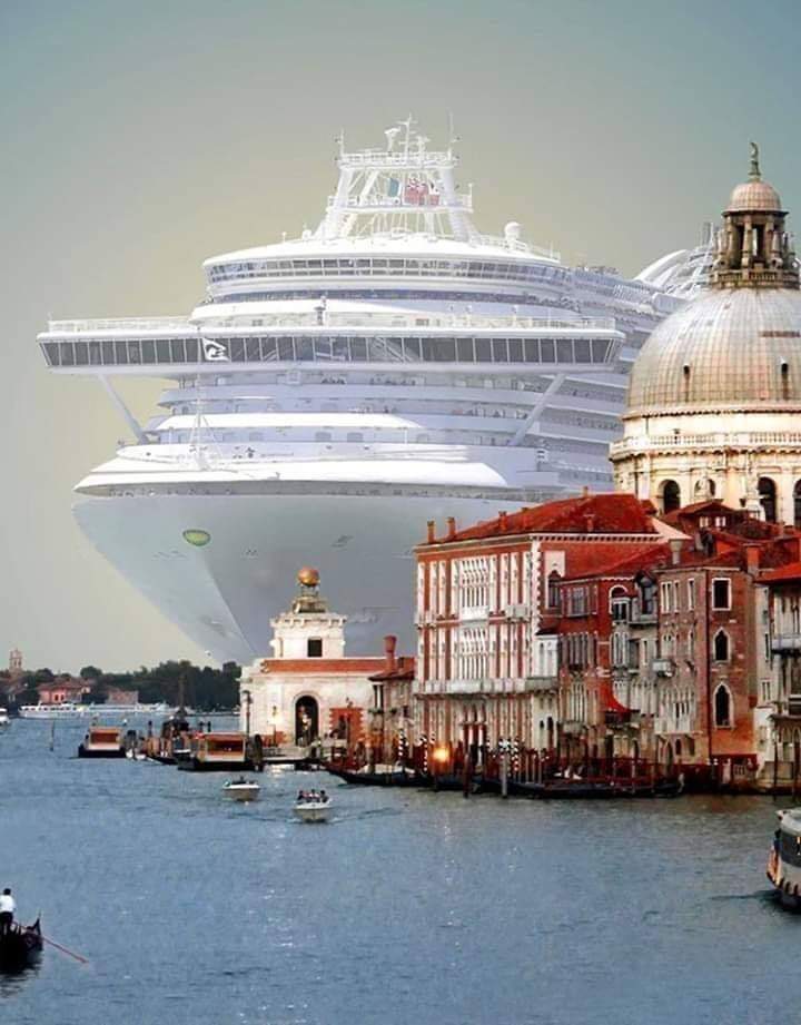 El trasatlántico 🛳 más grande el Mundo, el majestuoso "Oasis of the Seas" (Oasis de los Mares), atracando en el Puerto de Venecia - Italia 🇮🇹
Espectacular e Impactante !!!
Saludos🙋‍♀️
