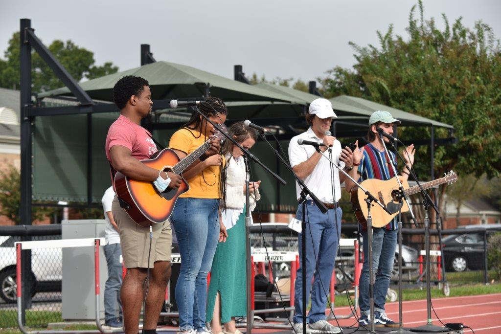 TeachinTodd's tweet photo. Loved having @robshouston 1st ever #JesusTakesTheField! Jesus was with us, and we couldn't have done this without our friends from North Carolina!  #morelikeJesus2122 https://t.co/MOk2efwRTt
