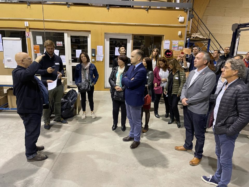 Prefet84's tweet photo. [Visite d'entreprise] Christian Guyard, secrétaire général de @Prefet84, était hier à la soirée d'inauguration de l'entreprise #Bleuvert, 1ère entreprise à mission de #Vaucluse. Le statut Société à mission permet de mieux intégrer l'impact social, sociétal et environnemental. https://t.co/AbEmRl710D
