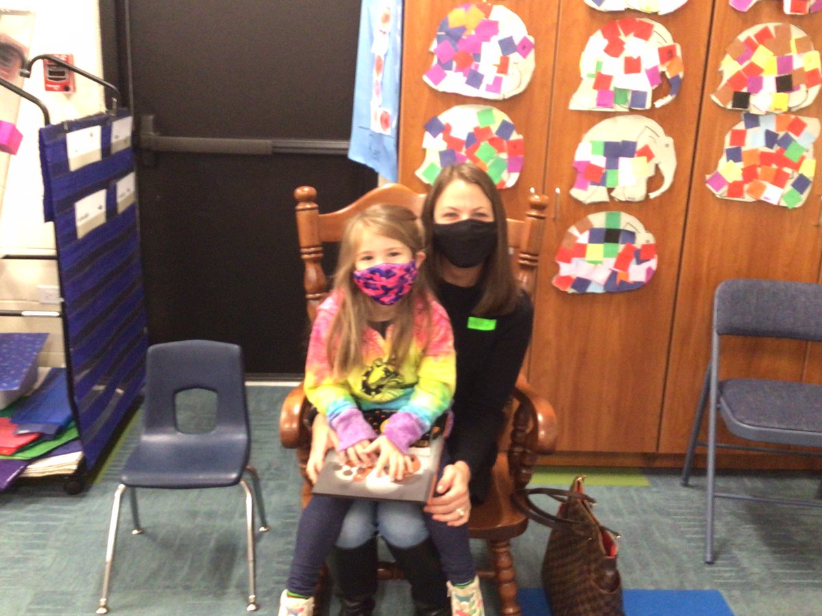 MrsTrueD70's tweet photo. Thank you to Vivian’s Mom for being our Mystery Reader today! #d70bulldogs #d70shinyapple https://t.co/q7T5yGqbfr