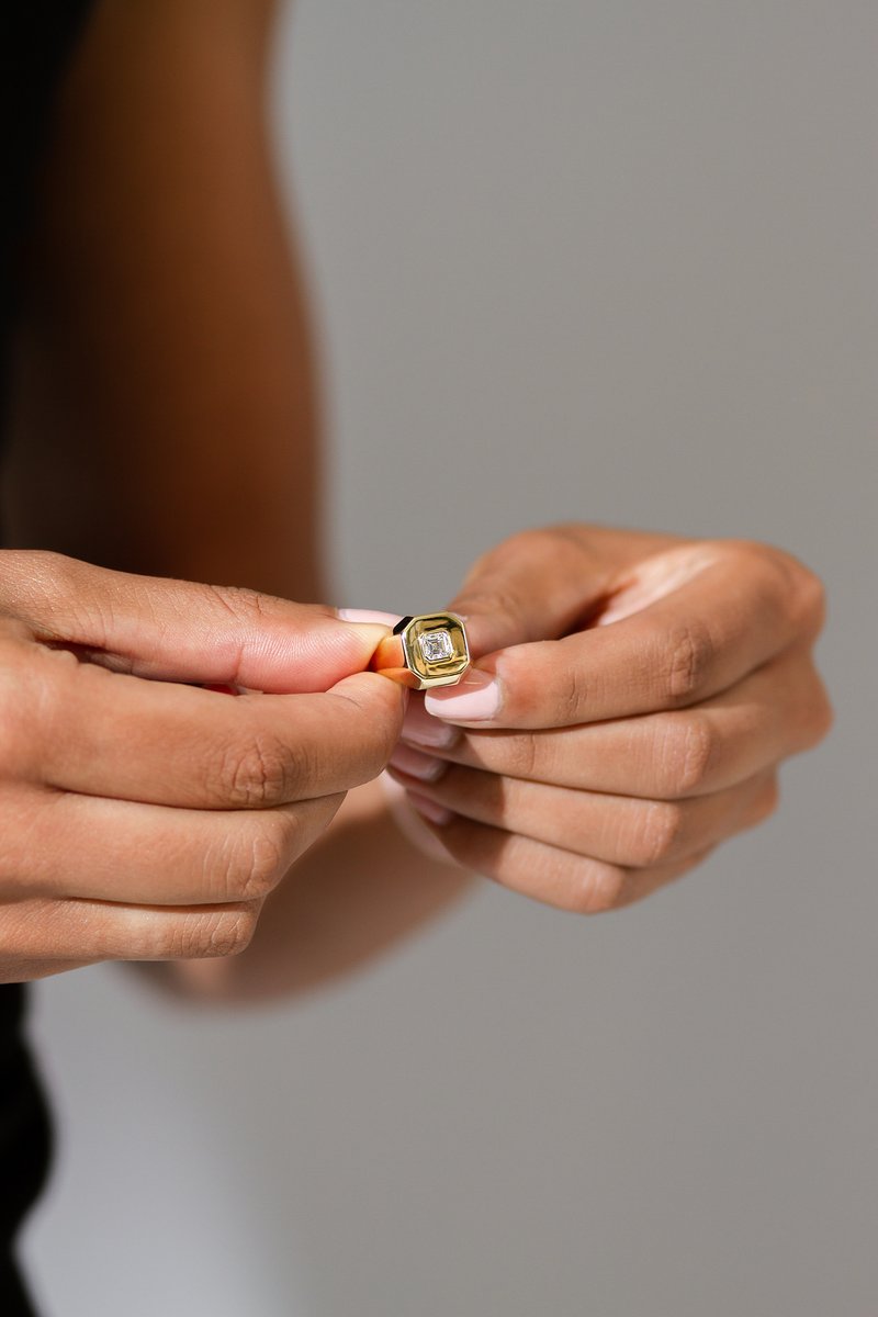 TheCutLondon's tweet image. Friday #engagementring inspiration: 

Step away from the traditional 'princess' style diamond solitaires and opt for these sleek, chic designs instead...#genderlessstyle #loveislove 

thecutlondon.com/blogs/journal/…