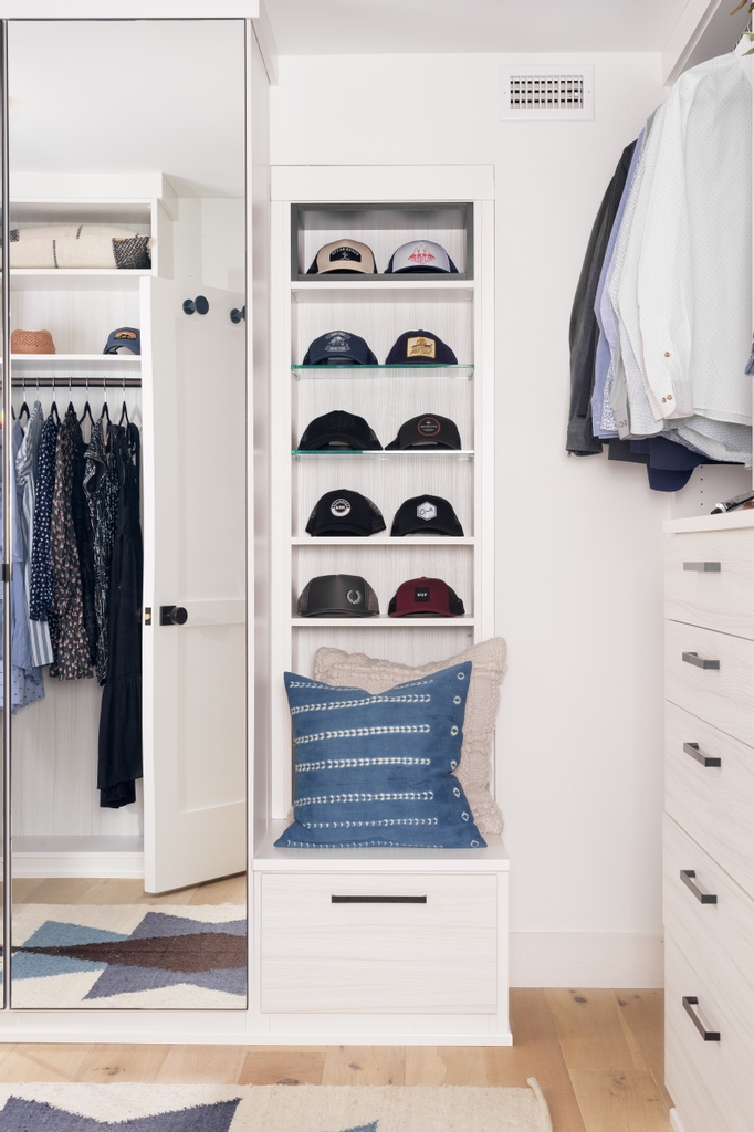 One in. One out. 🧢 Have you heard of it? Take these shelves. They fit 10 hats when they’re full. To avoid overflow, every time a new hat is brought in, one has to be donated. Could you do it?