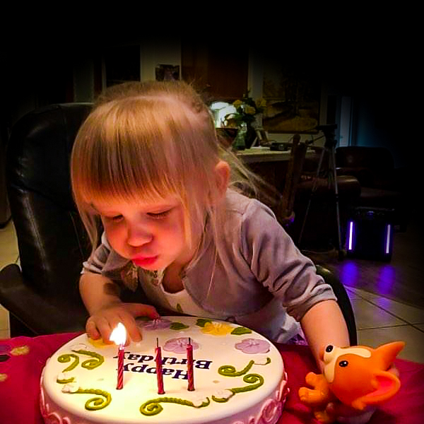asafecake's tweet photo. Lily loving her 1st FACAKE on her third bday! Lily has many food allergies. Now she can celebrate each year with her FACAKE.

SHARE JOY...NOT GERMS! Learn more at https://t.co/87vZjOq6P4

#amazonfinds #birthday #birthdaycake #birthdaygirl #birthdaypartyideas #birthdaypartyplanner https://t.co/9Zm18xiESB