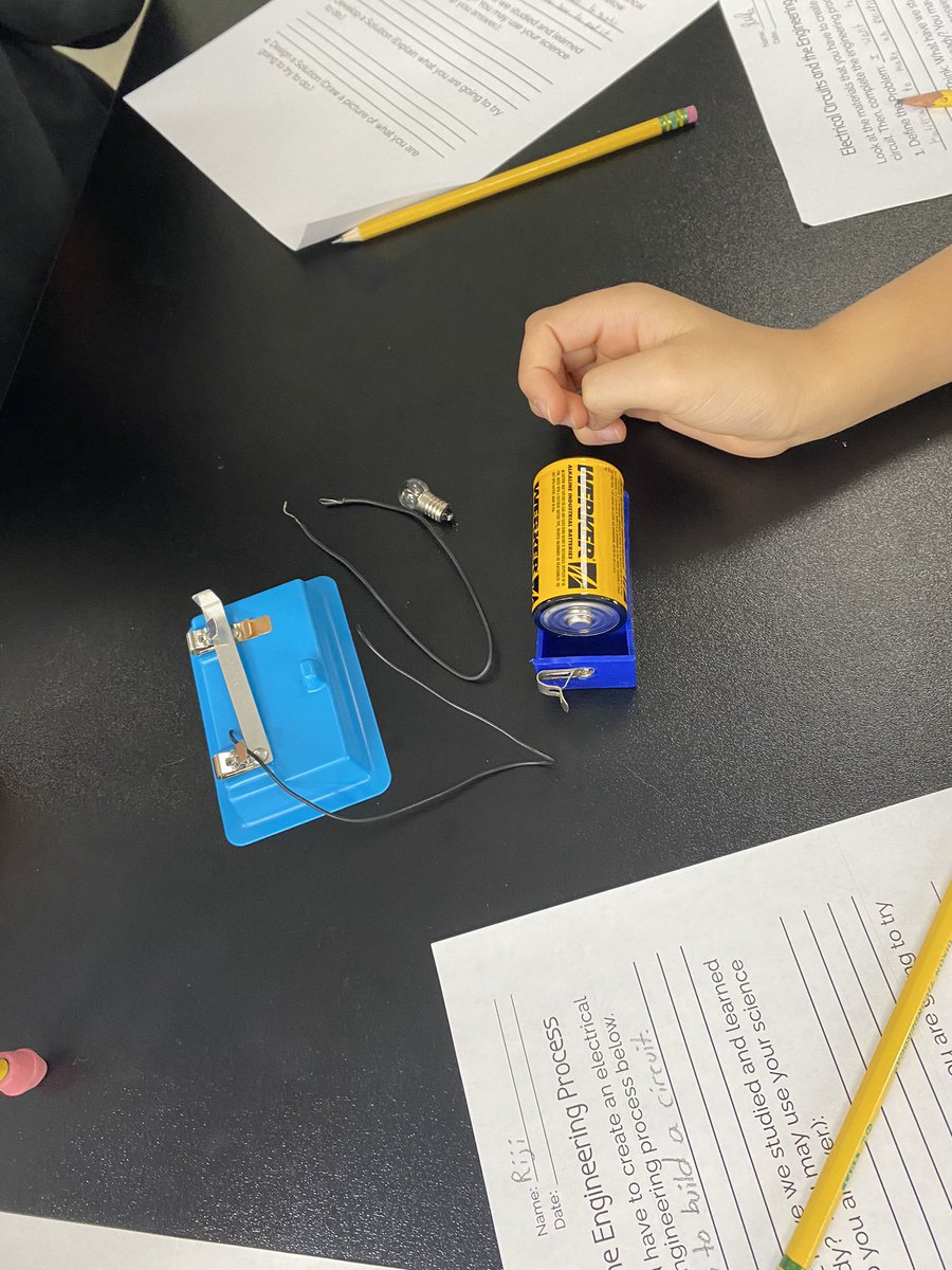 Carroll4thGrade's tweet photo. We have LIGHT! Studying electrical circuits in 4th grade science. @DossOwls @AustinISD_STEM https://t.co/X21Oy5SPfJ