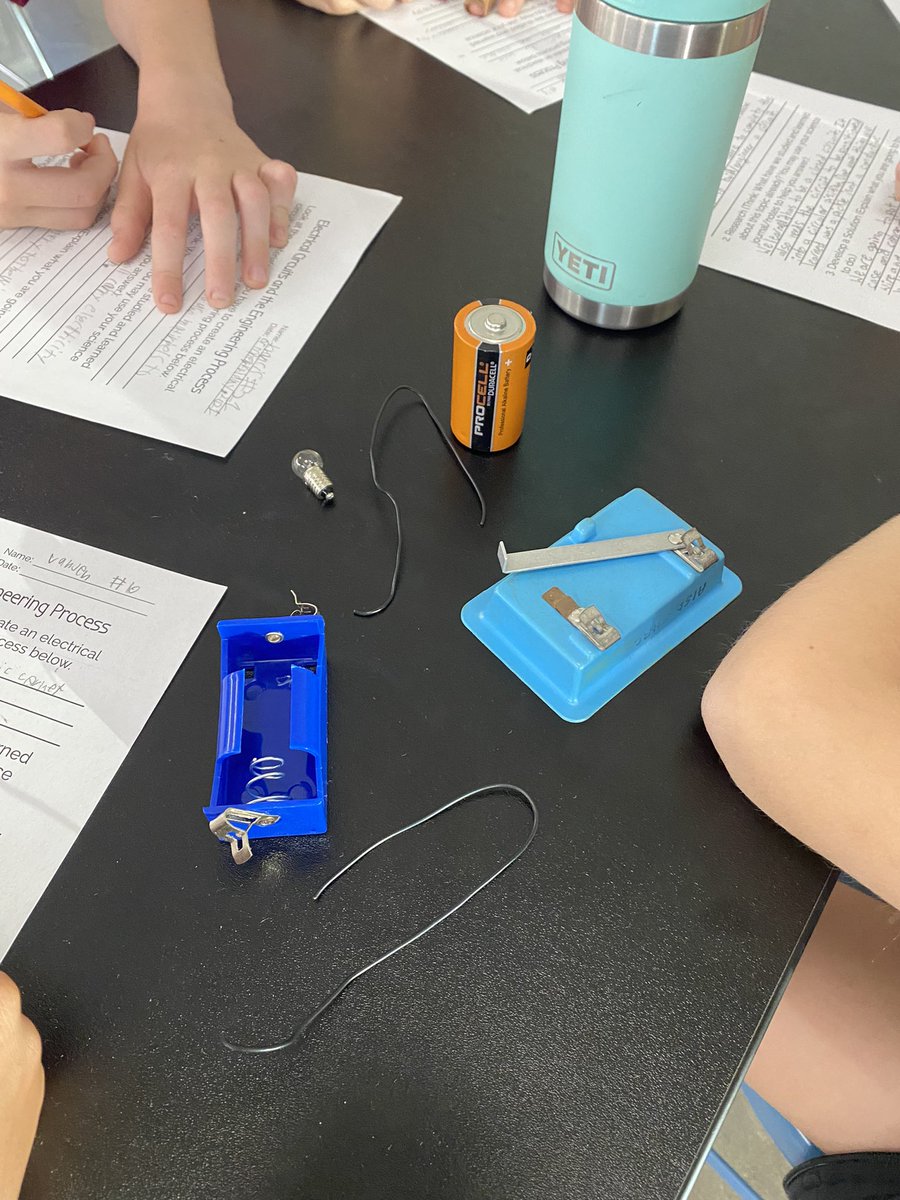 Carroll4thGrade's tweet photo. We have LIGHT! Studying electrical circuits in 4th grade science. @DossOwls @AustinISD_STEM https://t.co/X21Oy5SPfJ