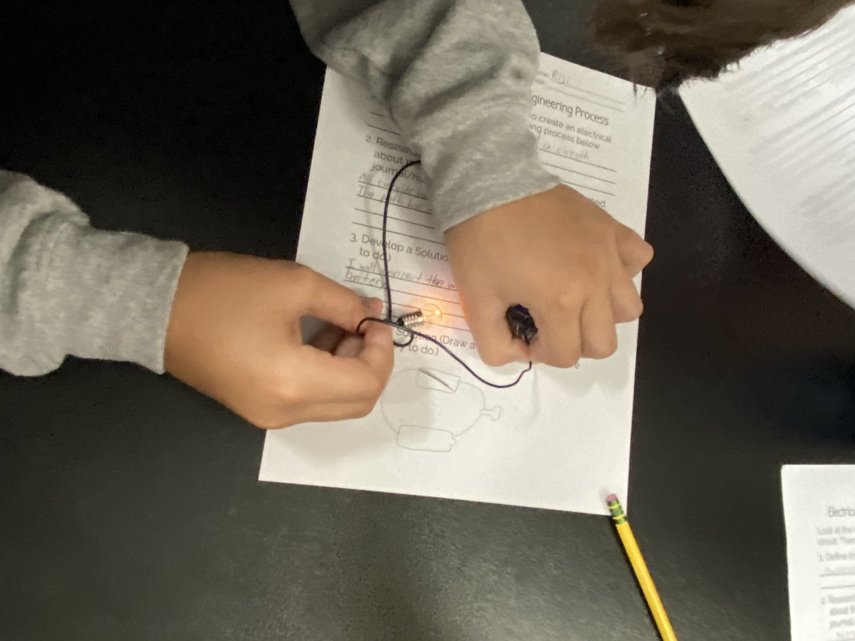 Carroll4thGrade's tweet photo. We have LIGHT! Studying electrical circuits in 4th grade science. @DossOwls @AustinISD_STEM https://t.co/X21Oy5SPfJ