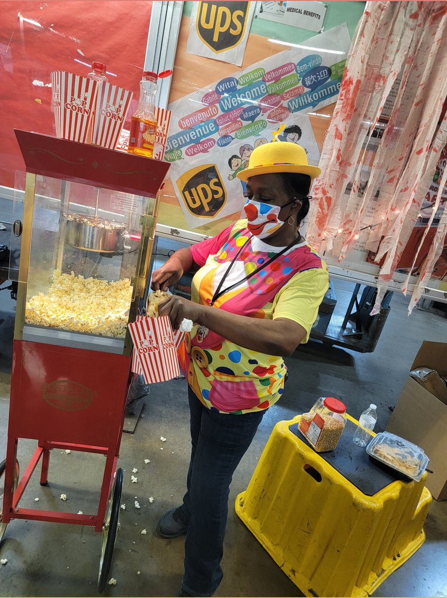 PHL Twilight Wellness Champion Jackie Jones poppin pop corn at the Spooky Safety Carnival! @RayBarczak @daveortone @JohnEitel2
