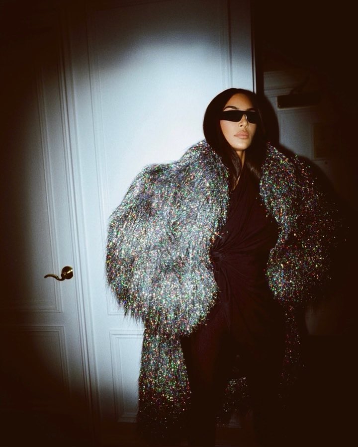 KimKardashian's tweet photo. Thank you so much for all of the birthday love! I love you guys so much!!! 🖤 https://t.co/46HofcCW3o