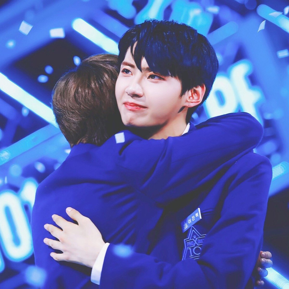 xiaoting and yurina pulling a wooseok and jinhyuk. i wanna kms.