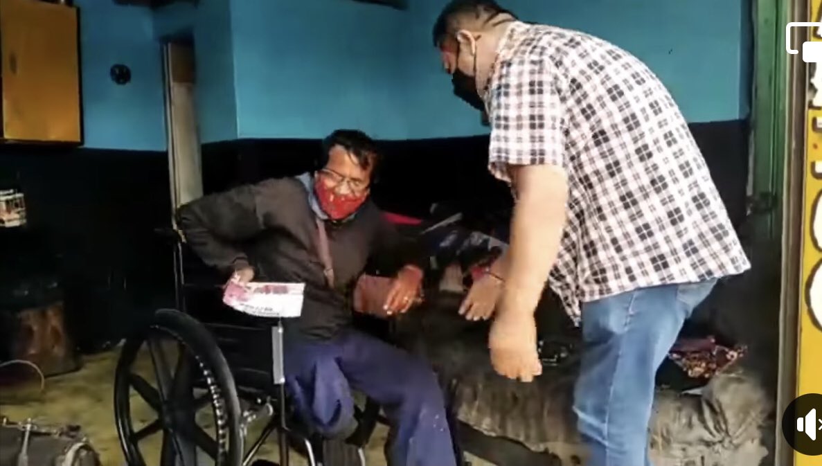 NORBERTO_BV's tweet photo. visitamos la zona Emiliano Zapata, le hicimos entrega de su silla de  ruedas al Sr.  Mario Sánchez Villegas, seguiremos  trabajando  para ayudar a quien más lo necesita. 👏😊😊🤝
#AyudaAlguienHoy
#PorNuestroBienestar https://t.co/11WUUEEXRW