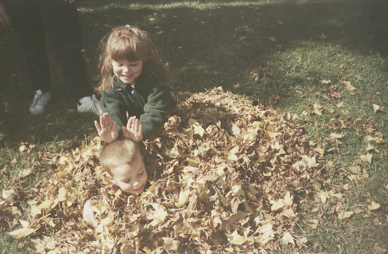 LostRollsAmeric's tweet photo. “It’s that emotion that brings us back to our childhood. If you haven't played in a pile of leaves you need to put it on your list.” - Michael S Berardi, where: suburbs of Baltimore, when: late 90s

#lostrollsamerica #filmphotography https://t.co/HqonkSicRJ