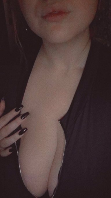 🍓🔪CumCow🐮💋's pics and videos - FCTzN4jXsAE3KR3 jpg:small image 17