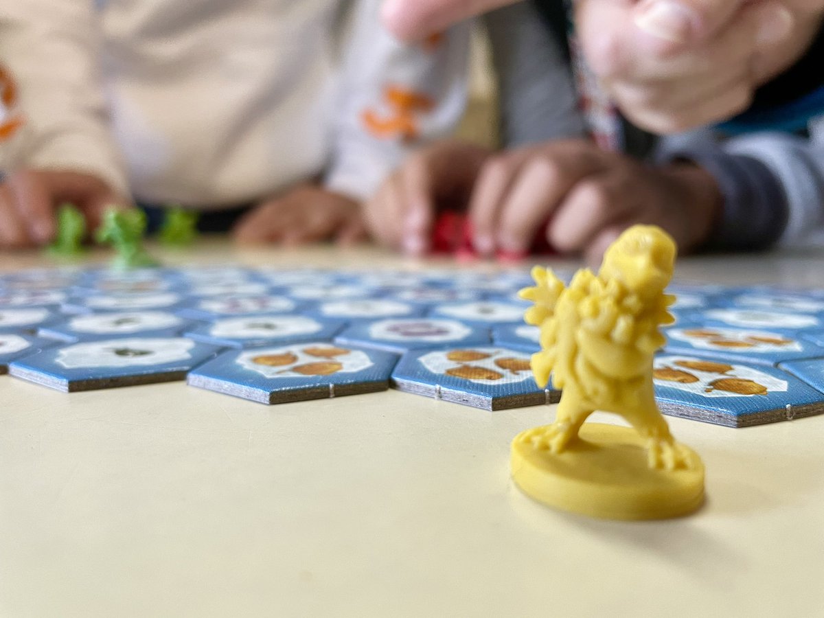 ijoaquinrodrigo's tweet photo. ¡Teníamos muchas ganas de enseñaros esto! ¡Este curso incorporamos a los recreos un espacio para #JuegosDeMesa para todos aquellos que busquen un recreo diferente! ¡Búscanos los martes y viernes en el recreo! ¡Buen fin de semana! #VolverAJugar #VolverASer #joaquinrodriguismo https://t.co/hdqyyc4VVW