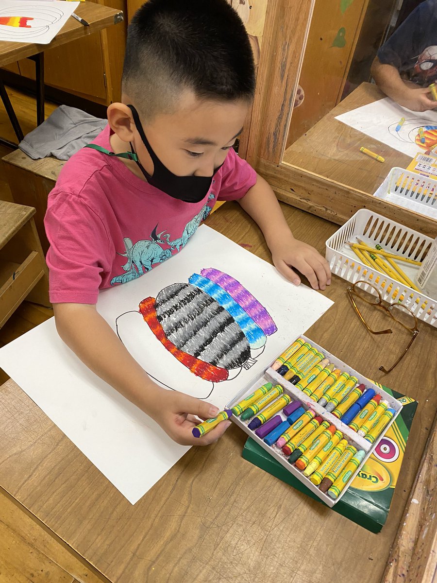 MinutoDanielle's tweet photo. 3rd graders at Bowling Green Elementary are creating illuminating warm and cool pumpkins by using a blending technique in their designs ! 🎨@BGreenSchool @EastMeadowArts @emeadowschools https://t.co/bSoCKj1SV5