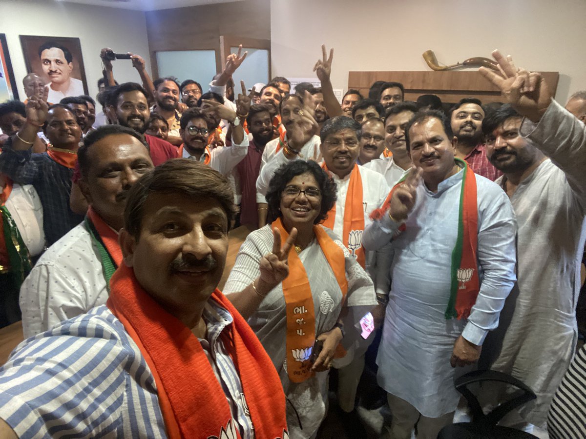 ManojTiwariMP's tweet photo. Selfi with @ManojTiwariMP
What an idea #silwasa #DadarNagarHaweli https://t.co/iXozJTA04V