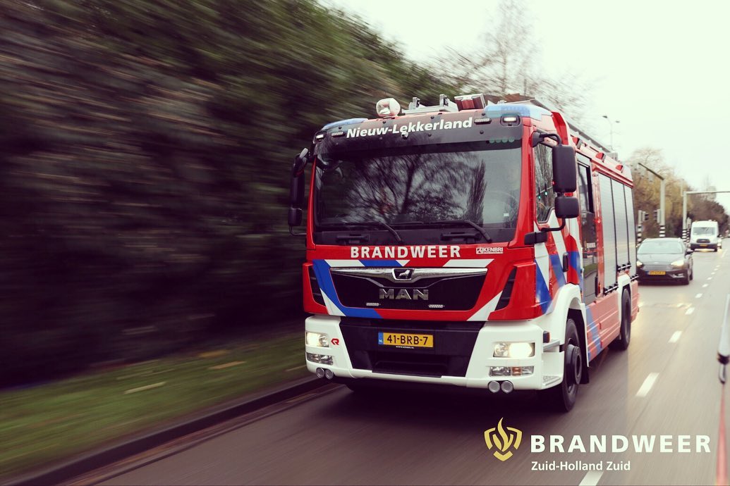 BrandweerZHZ's tweet photo. Vanaf komende maandag (25 okt.) houdt Brandweer Zuid-Holland Zuid korte trainingen in de regio voor het rijden met sirene en zwaailicht. Waar? Wanneer? Waarom? Lees:
https://t.co/u8d34l3UMY https://t.co/ziUzCP2xaG