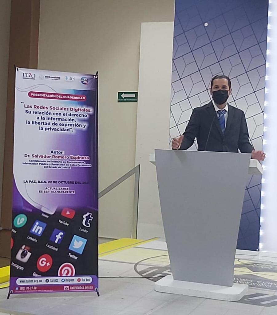 itaipbcs's tweet photo. #ITAIBCS @itaipbcs en coordinación con la @UABCSoficial  presentaron el cuadernillo "Las Redes Sociales Digitales: Su relación con el derecho a la información, la libertad de expresión y la privacidad¨, de la autoría de @chavaromero  Comisionado del @ITEIJal https://t.co/GqafEC7ilN