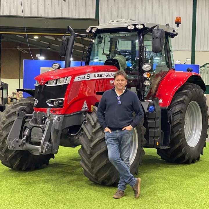 MachinesKo's tweet photo. 🤩 Last night it was a certain J Clarkson at the British Farming Awards…and tonight we bring you…
The great British chef James Martin at the Love Cheese Event & he’s only posing with a KO MF 7718S 🤩
🤔 Wonder who was more starstruck 🙈
#GreatTractor #GreatChef #DreamTeam https://t.co/6ymTaWBytQ