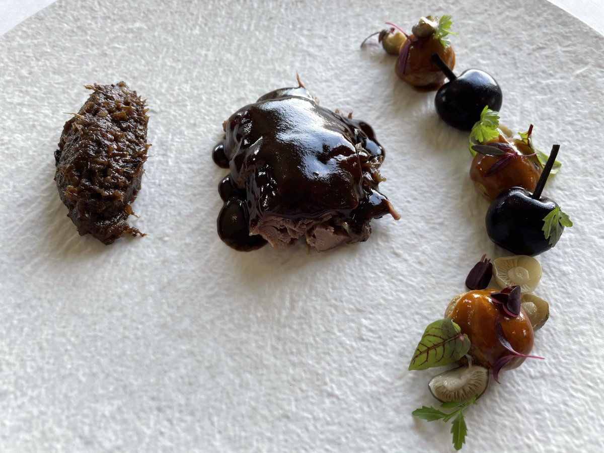 JADuyos's tweet image. Ahora que comienza la epoca de Caza, creo imprescindible visitar El Cigarral de @ivancerdeno cuya tecnica y puntos de coccion impresionan.Jabali y su costilla.Corzo en Papillote de hoja de Platano.Perdiz y Sardina,basada en receta de A.Muro.Para aplaudir y no parar