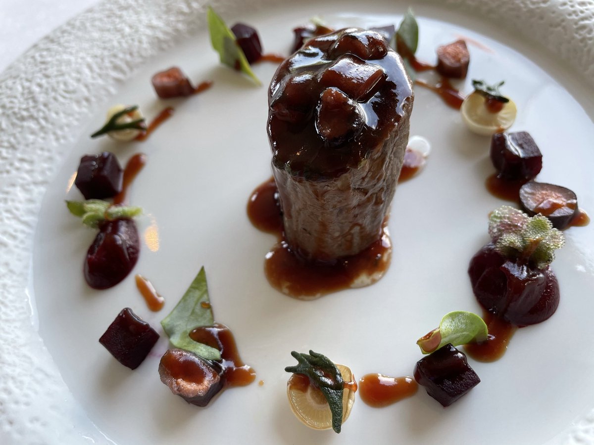 JADuyos's tweet image. Ahora que comienza la epoca de Caza, creo imprescindible visitar El Cigarral de @ivancerdeno cuya tecnica y puntos de coccion impresionan.Jabali y su costilla.Corzo en Papillote de hoja de Platano.Perdiz y Sardina,basada en receta de A.Muro.Para aplaudir y no parar